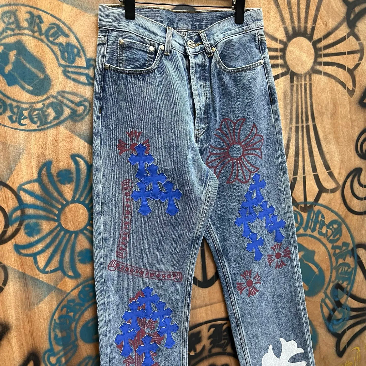 P610 Chrome Hearts Limited Series New City Limited Jeans Chrome Hearts City Limited Jeans vintage levis American made 501 505 517 base remake Levi's American 501 base imported sheepskin 925 silver remake Customers provide waist and pants length or height and weight. The studio will select the most suitable base for you to remake. There are many people doing remakes in the market. Don't belittle or comment. The difference is visible to the naked eye. See and compare for yourself #CHROME HEARTS Unisex style